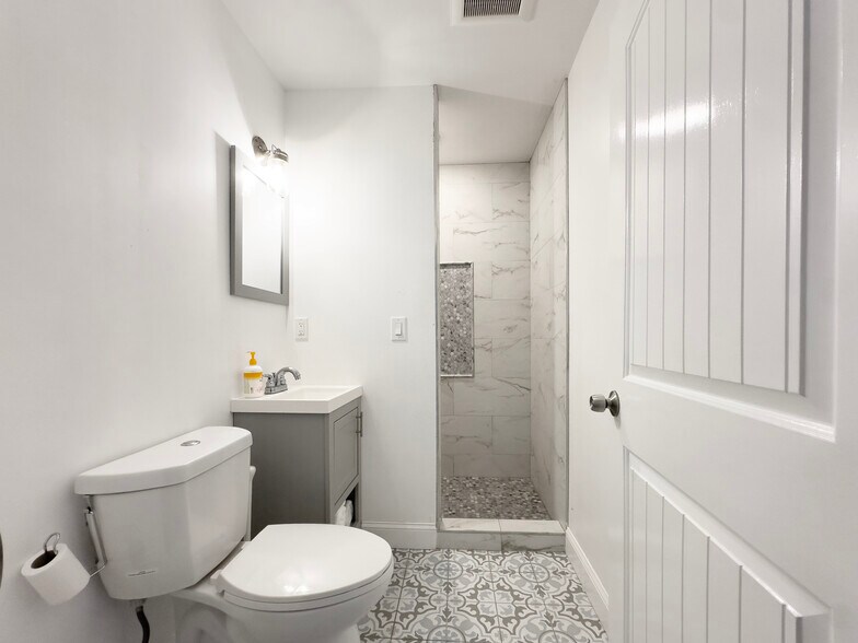 More Photos Of 5100 Atlantic Ave, Wildwood Hotel For Sale