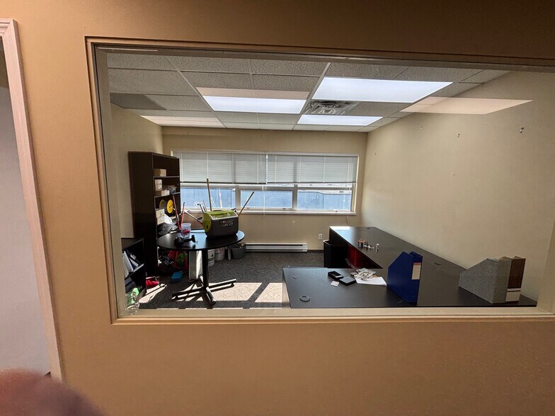 More Photos Of 4125 Mcconnell Dr, Burnaby Warehouse For Lease