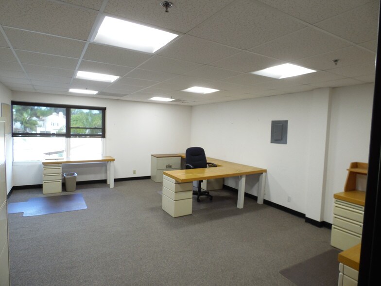 More Photos Of 2558 Roosevelt St, Carlsbad Office For Lease