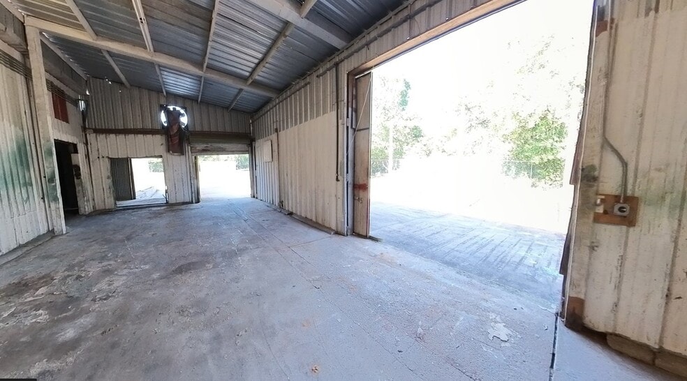 More Photos Of 401 Industrial Park Ln, Willis Warehouse For Sale
