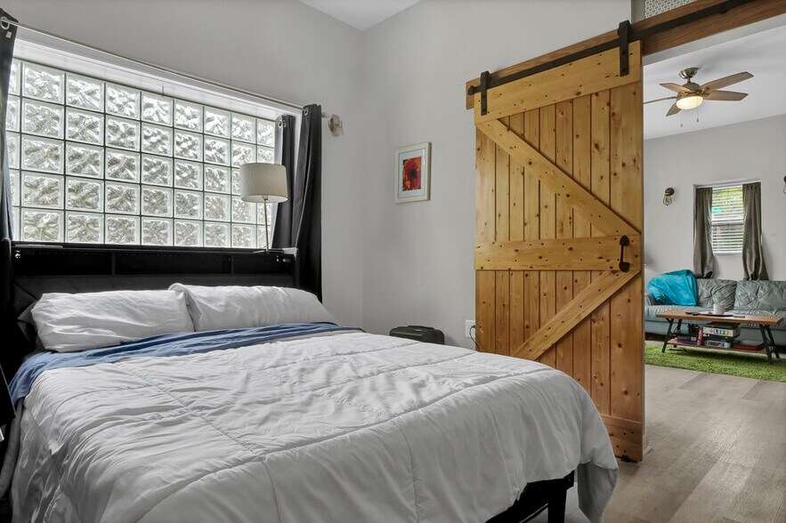 More Photos Of 2020 Princess Place Dr, Wilmington Freestanding For Sale