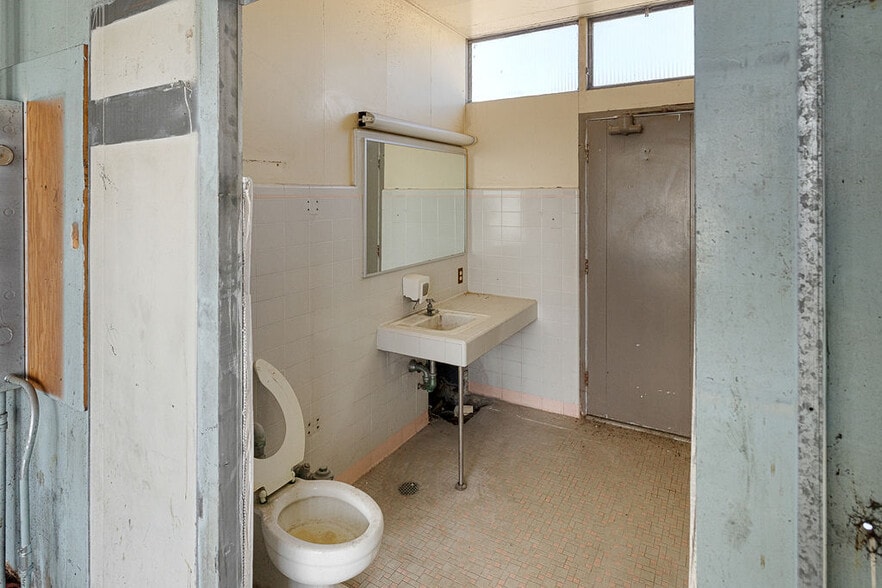 More Photos Of 753 E Lake Ave, Watsonville Freestanding For Sale