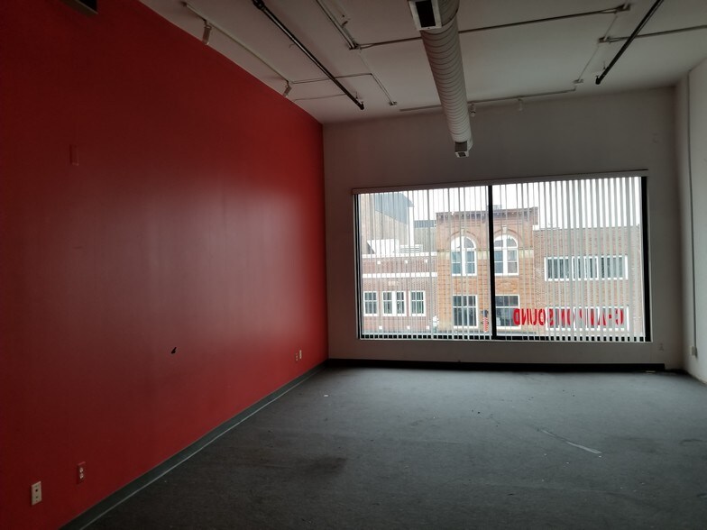 More Photos Of 7 N Saginaw St, Pontiac Office For Lease