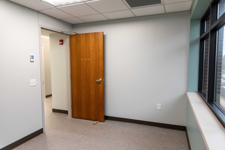 More Photos Of 17030 Lakeside Hills Plz, Omaha Medical For Lease