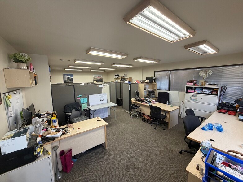 More Photos Of 5753-5755 W Barstow Ave, Fresno Warehouse For Lease