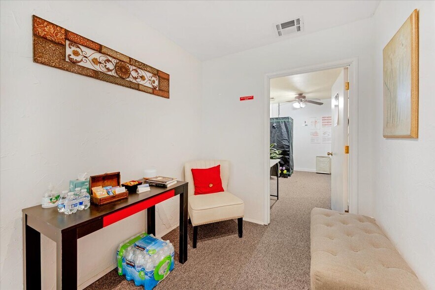 More Photos Of 339 W D St, Lemoore Storefront For Sale