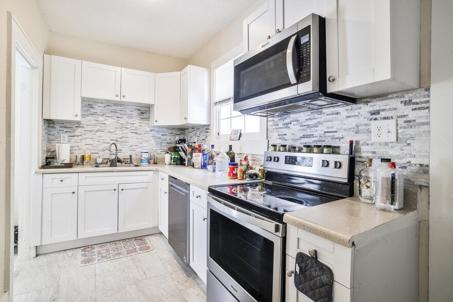 More Photos Of 1013 Drew St, Clearwater Apartments For Lease