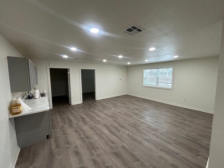 More Photos Of 3637 Oklahoma 51B, Porter Industrial For Lease