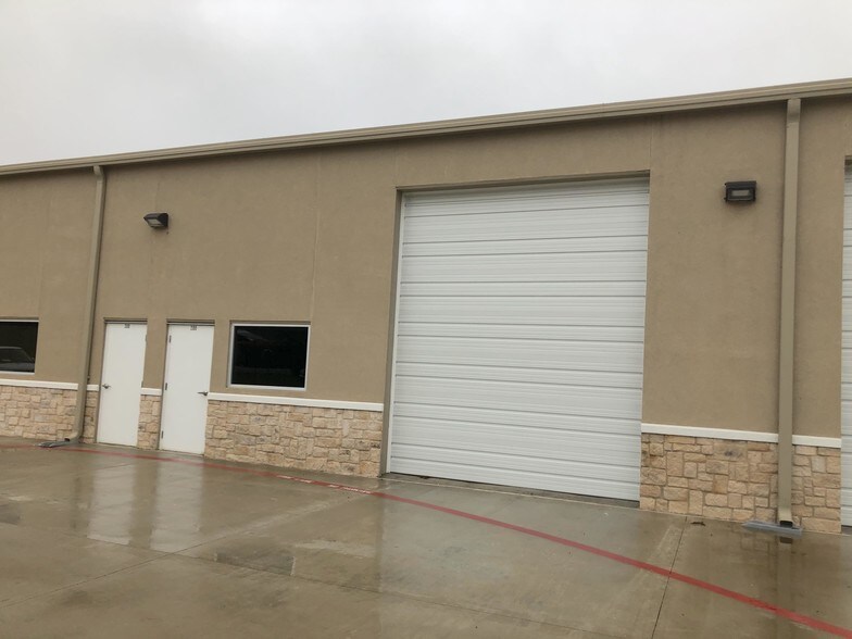 More Photos Of 105 King Rd, Frisco Showroom For Lease