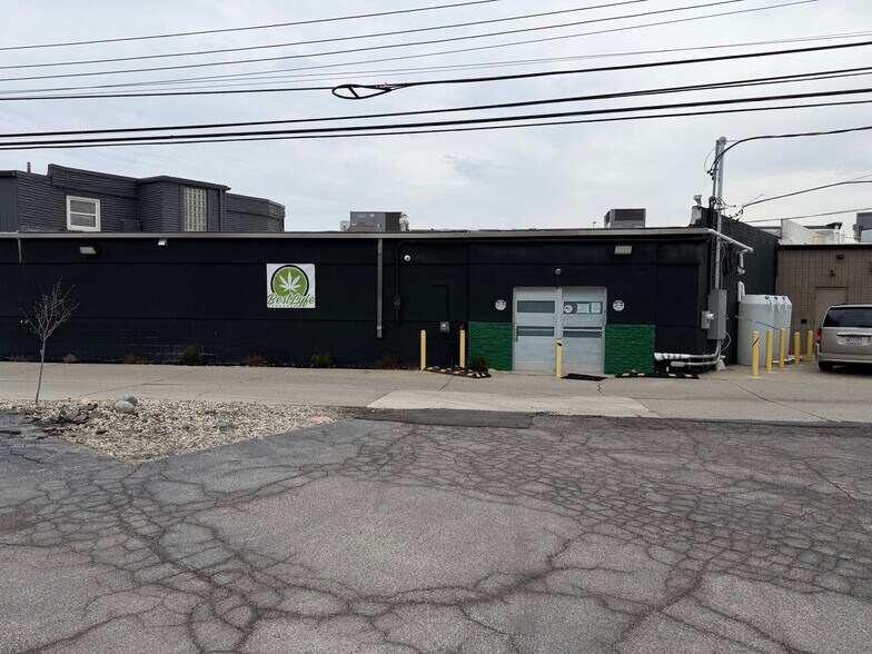 More Photos Of 32767 Woodward Ave, Royal Oak Storefront For Lease