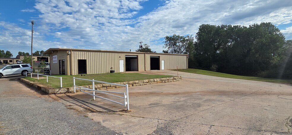More Photos Of 5716 I-35 Industrial Blvd, Edmond Service For Lease