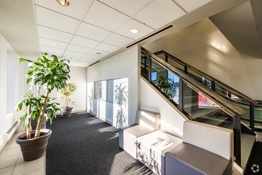 More Photos Of 3131 Boul Saint-Martin O, Laval Office For Lease