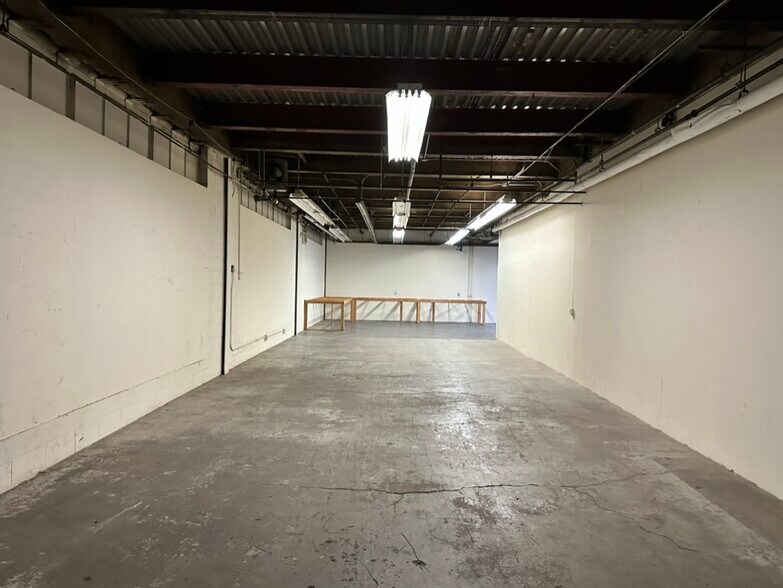 More Photos Of 76 Viaduct Rd, Stamford Warehouse For Lease