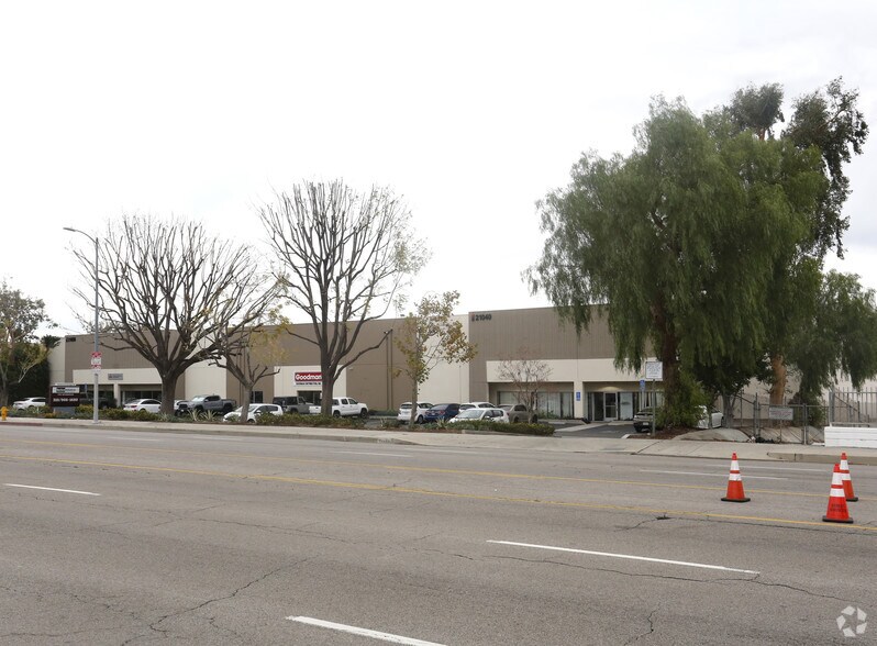 More Photos Of 21045-21051 Osborne St, Canoga Park Unknown For Lease