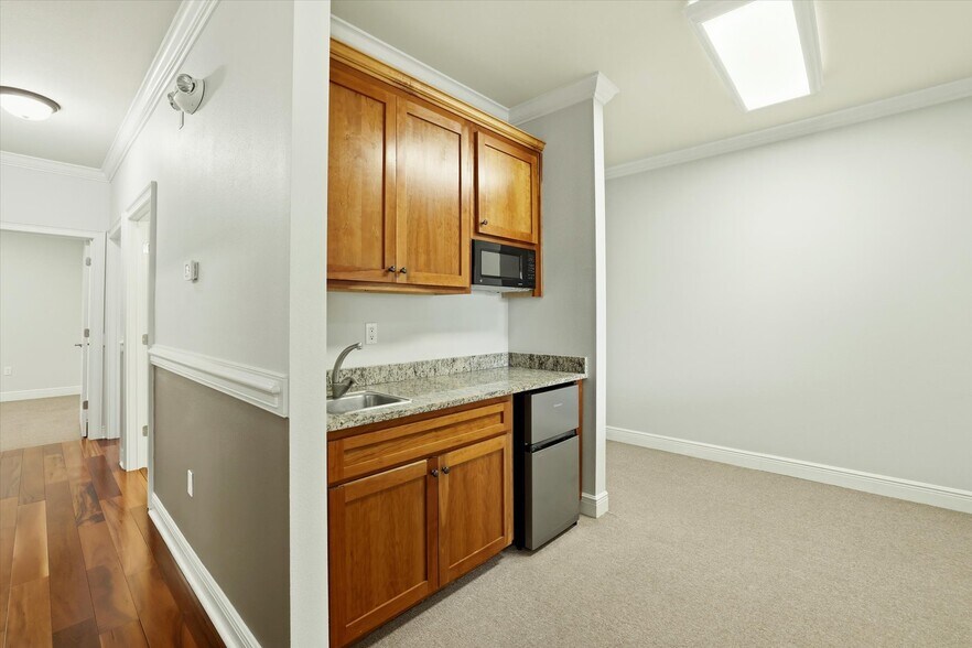 More Photos Of 2236 NE Capital Circle, Tallahassee Office For Lease