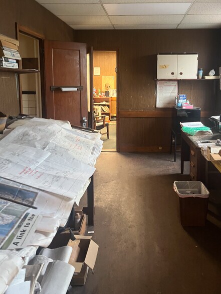 More Photos Of 8819 76th Ave, Glendale Distribution For Lease