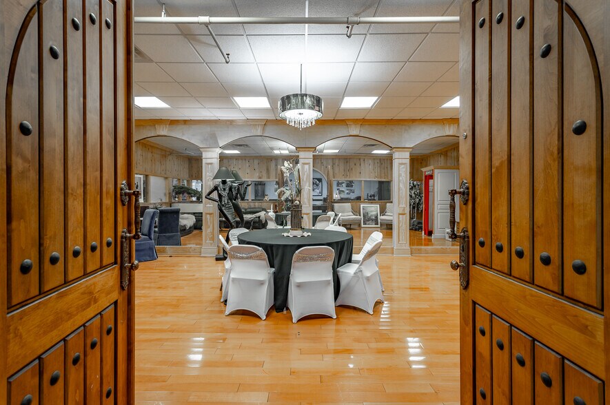 More Photos Of 395 S Ocoee St, Cleveland Showroom For Sale