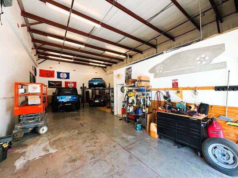 More Photos Of 3945 Tollhouse Dr, Naples Warehouse For Sale