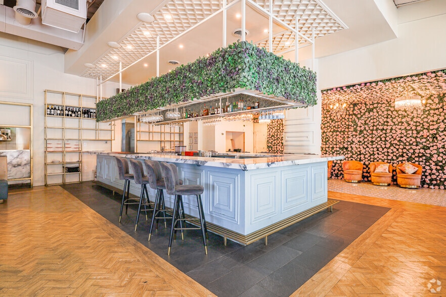 More Photos Of 3011 Gulden Ln, Dallas Restaurant For Lease