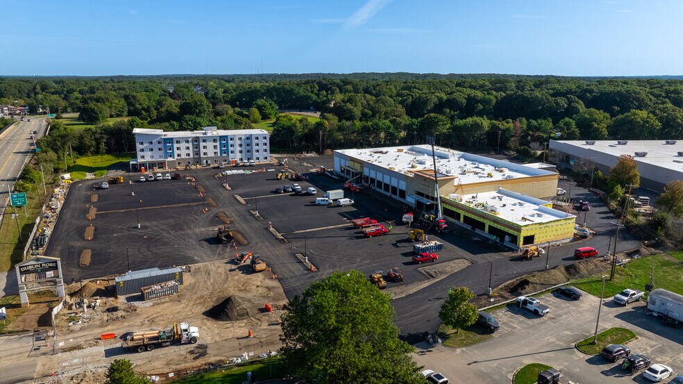 Primary Photo Of 940 Fall River Ave, Seekonk Hotel For Lease