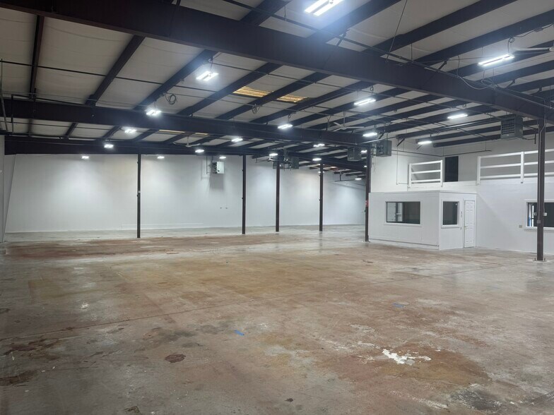 More Photos Of 211 Hartford Tpke, Tolland Warehouse For Lease