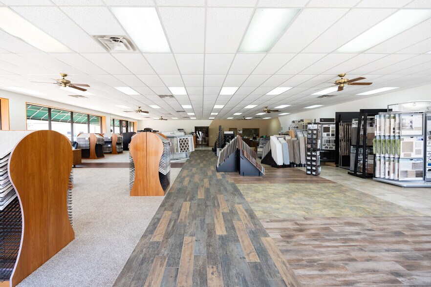 More Photos Of 300 W Grand Ave, Ponca City Freestanding For Sale