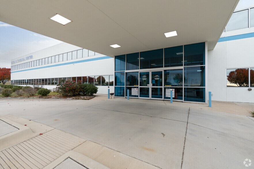 More Photos Of 701 E Rendon Crowley Rd, Burleson Office For Sale