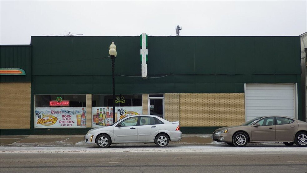 Primary Photo Of 920-924 Parriott St, Aplington General Retail For Sale