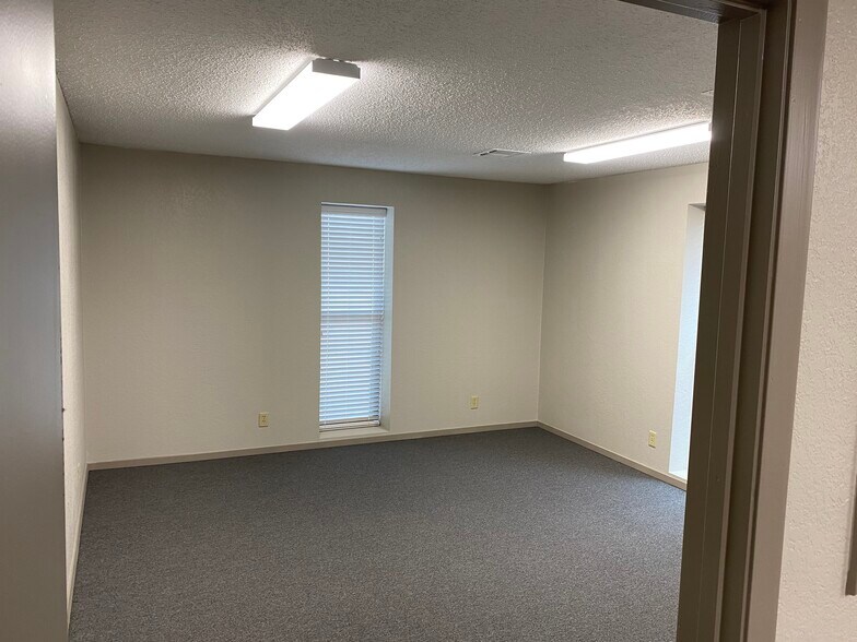 More Photos Of 522 Benson Ln, Roanoke Office For Lease