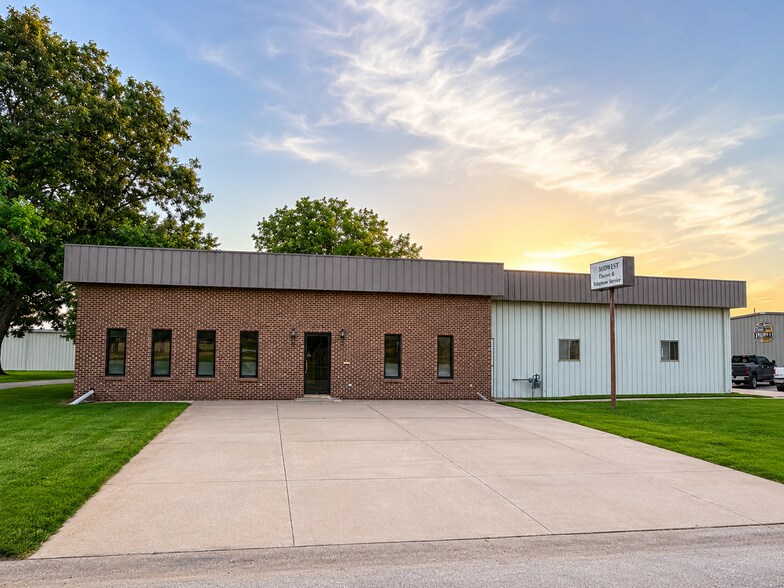 More Photos Of 621 N Hickory St, Mcpherson Office For Sale