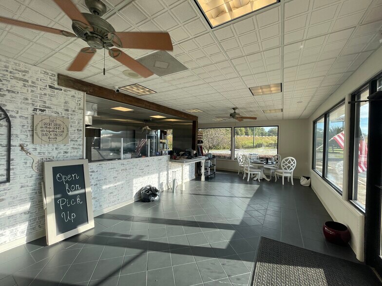 More Photos Of 386 Highway 82 S, Jefferson Restaurant For Sale