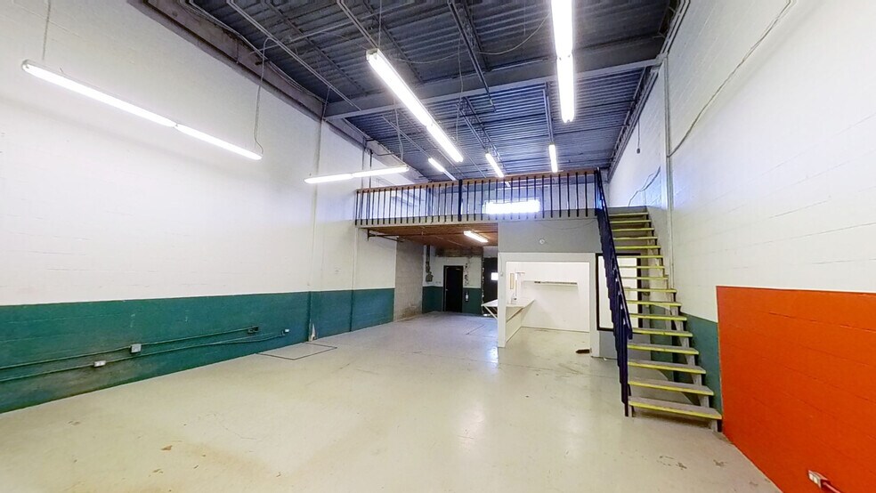 More Photos Of 2095 Rue Frank-Carrel, Québec Industrial For Lease