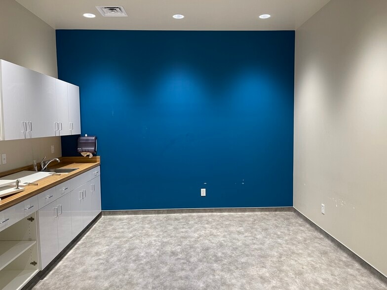 More Photos Of 211 Sioux Point Rd, Dakota Dunes Office For Lease