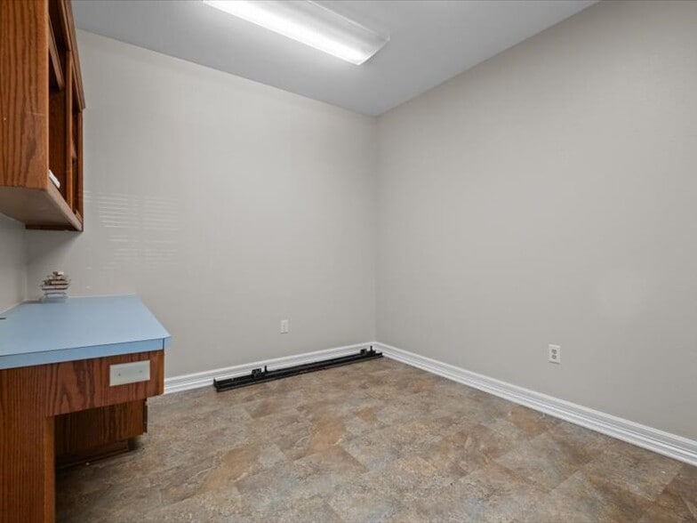 More Photos Of 123 Medical Dr, Palestine Healthcare For Sale