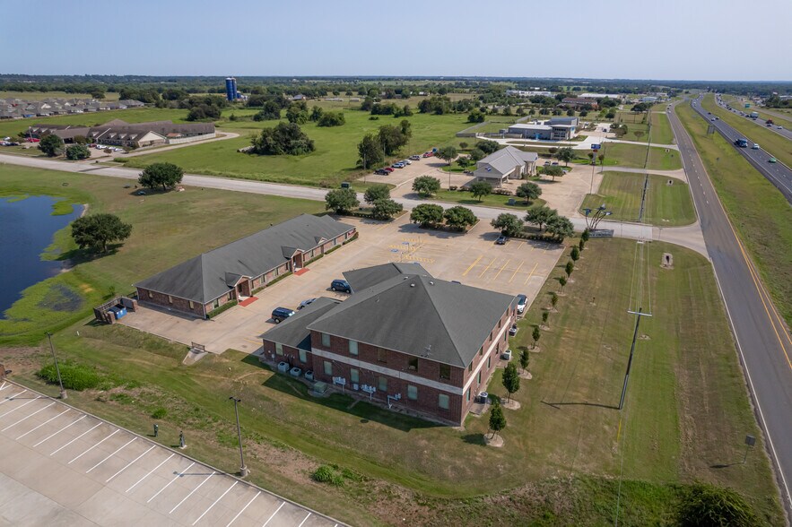 More Photos Of 1905 Dove Crossing Ln, Navasota Office For Lease
