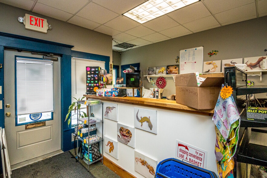 More Photos Of 12 Middle St, Lancaster Flex For Sale