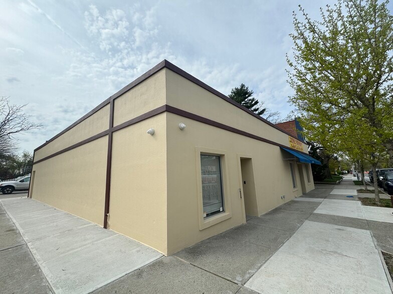 More Photos Of 211-20 Union Tpke, Oakland Gardens General Retail For Lease