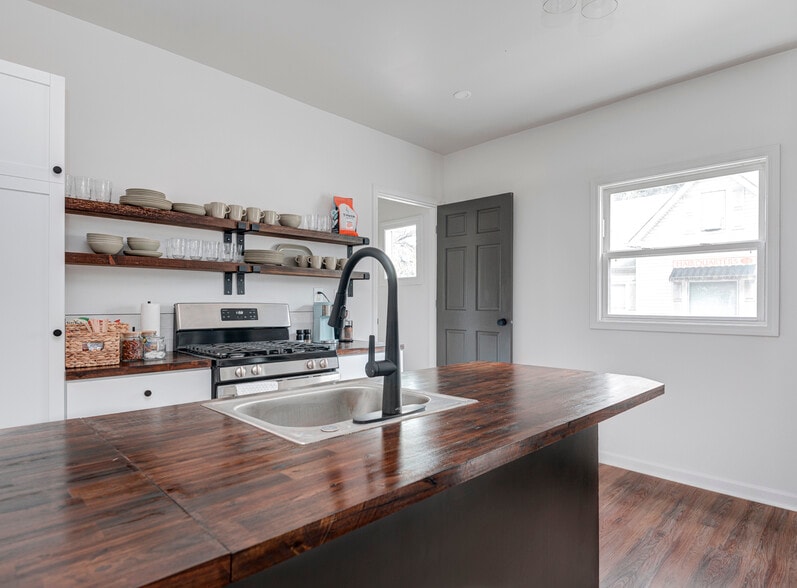 More Photos Of 6543 Ferguson St, Indianapolis Office Residential For Lease