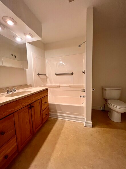 More Photos Of 44 Main St, Camden Restaurant For Sale