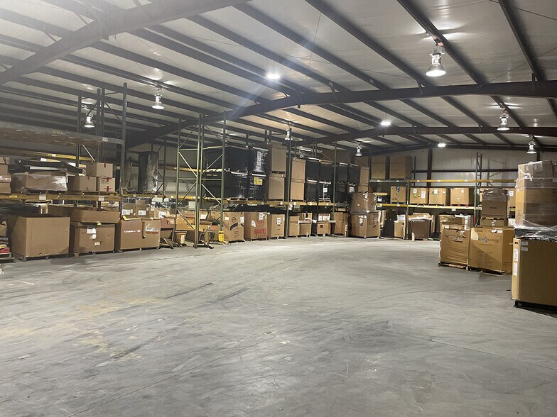 More Photos Of 31 Richards Rd NE, White Warehouse For Sale
