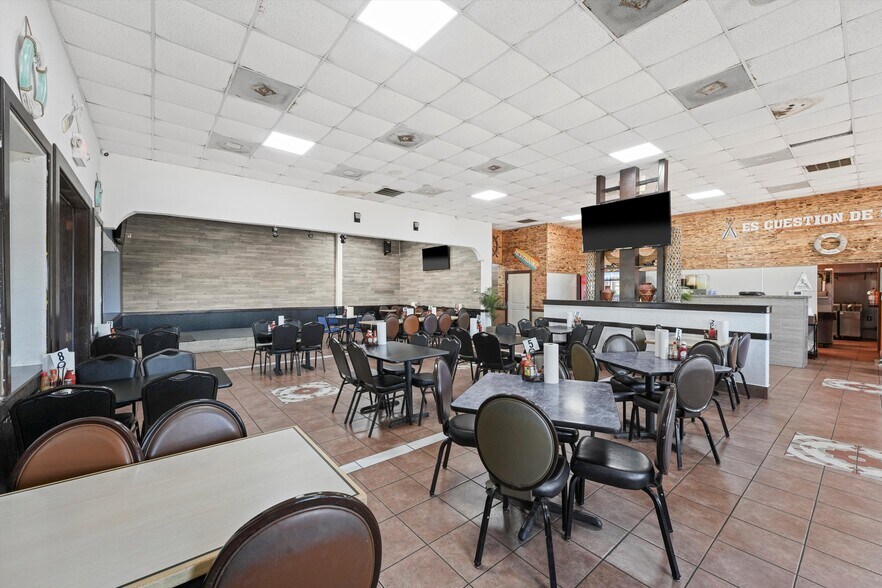 More Photos Of 918 W Plantation Dr, Clute Restaurant For Sale