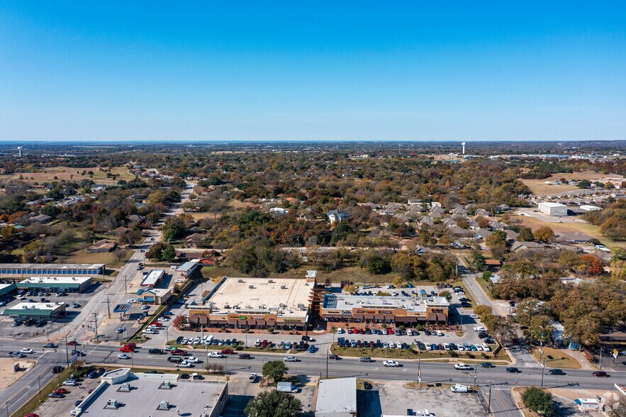 More Photos Of 1314 S Main St, Weatherford Unknown For Lease