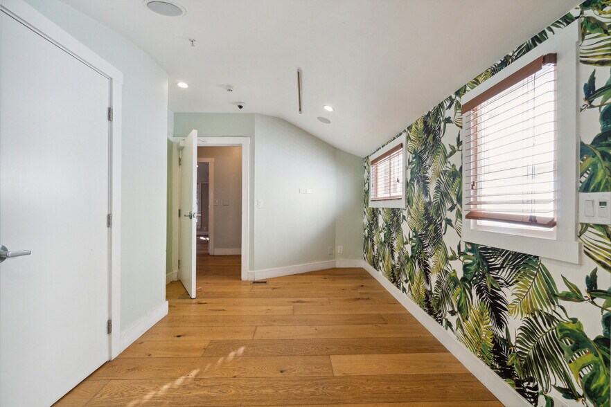 More Photos Of 523 Ocean Front Walk, Venice Storefront Retail Office For Lease