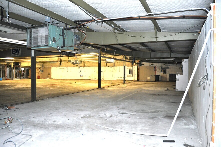 More Photos Of 1501 S Blue Bell Rd, Brenham Warehouse For Sale