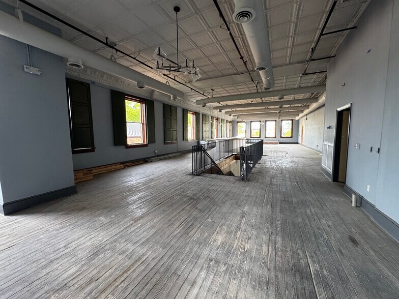 More Photos Of 1100 Main St, Newberry Restaurant For Sale