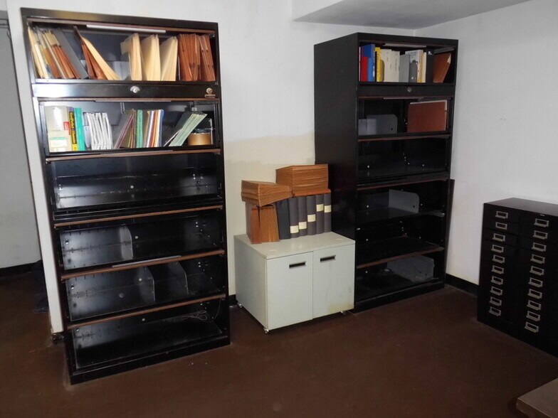 More Photos Of 406 Missouri Ave, East Saint Louis Office For Sale