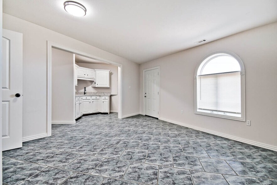 More Photos Of 2442 Heritage Pkwy, Prairie Grove Office For Lease