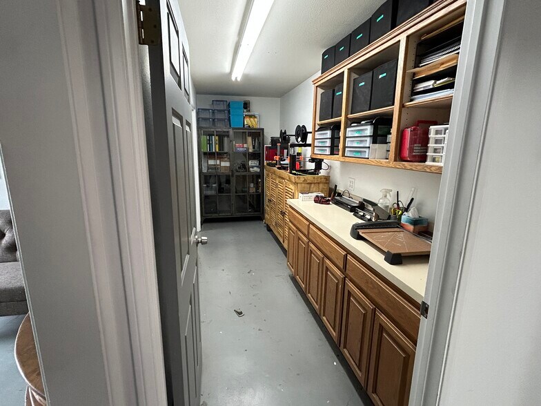 More Photos Of 16142 Wyandotte St, Van Nuys Warehouse For Lease