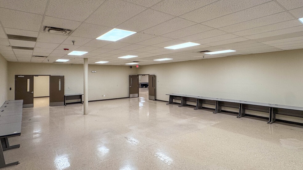More Photos Of 10365 Railroad Dr, El Paso Warehouse For Sale
