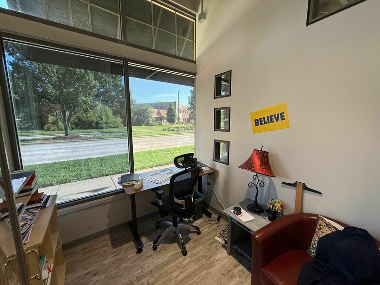 More Photos Of 2101 W Chesterfield Blvd, Springfield Office For Sale